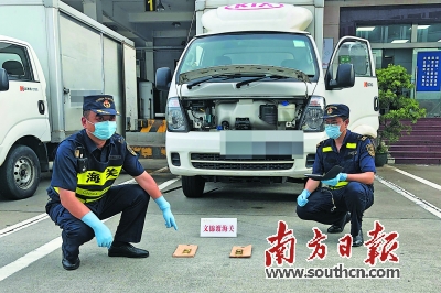 海关查获出口货物夹藏旧中巴车，揭示跨国走私新动向