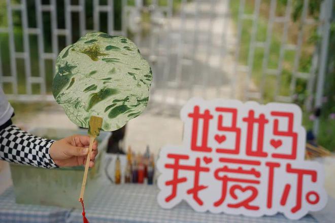 慈善之光，爱的力量，传递希望与温暖