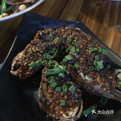 齿白唇红